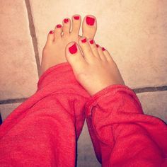 myfeetloversofficial: ❤ hmm Daddy, do you like my pretty feet? ❤      feet       pics   feet  toes  