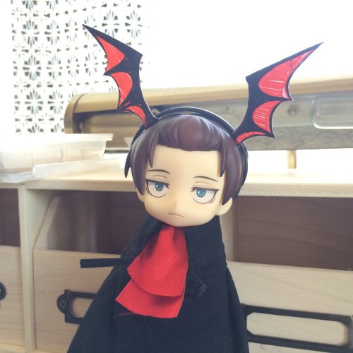 More of Vampire Bat Levi (AKA Levi in his Shingeki no Kyojin Playstation game “Halloween” DLC Costume): with Erwin & a fanmade Nendoroid version!More on the SnK Playstation game!