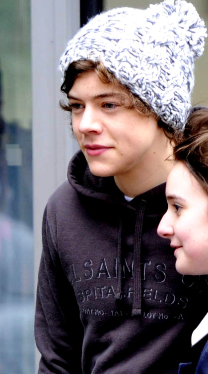 larrygang-ordie:  stopithazza:  Harry Styles Beanie Appreciation (part one)   his bear one tho omg 