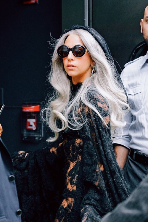  [PHOTO]— Lady Gaga on a shopping trip in New York, USA | September 10, 2011. 