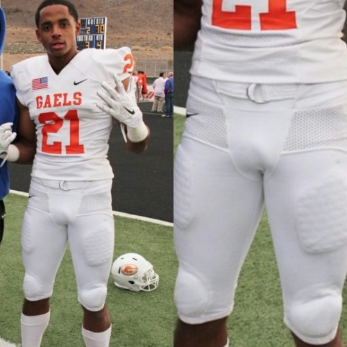 downtofuck513: lamarworld1:(PART 1) Cordell Broadus bulge Like wen u see it Bruh look like two diff