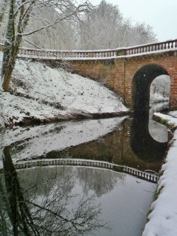 vwcampervan-aldridge:  Snow falls over the