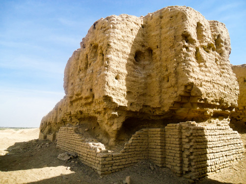 ancient-mesopotamia: Ruins of the ziggurat at Kish (modern day Iraq). Read more.
