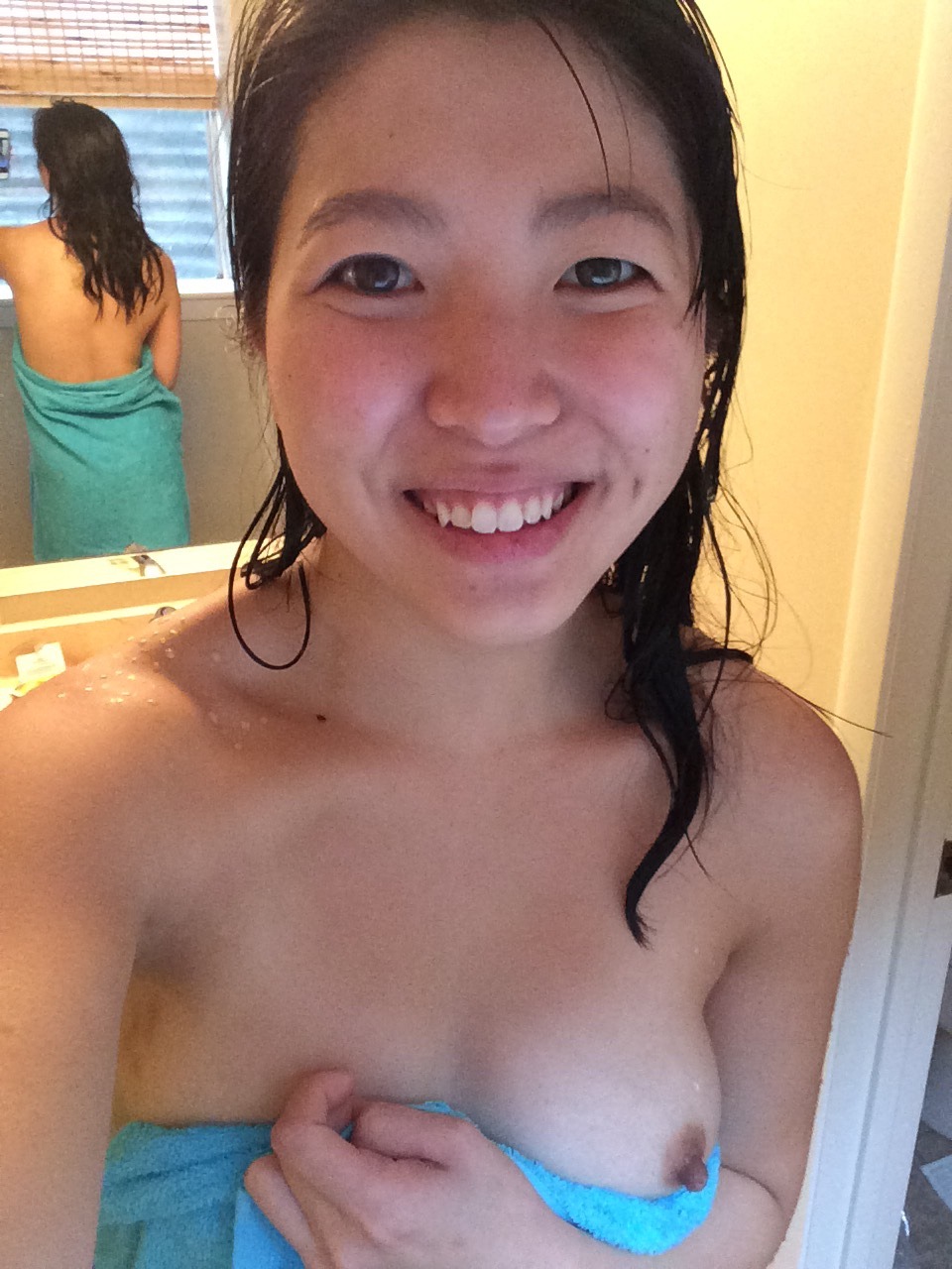 sekushipaichi:  Fresh and clean and cheesing so hard *^^* (and a little peek-a-boob!)