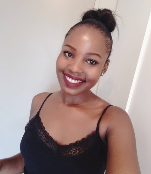 kingjazziedad:  SimplyDelish. GorgeouslySexy. Curvy…..     Ms LuminouslyBright ❤️💛❤️