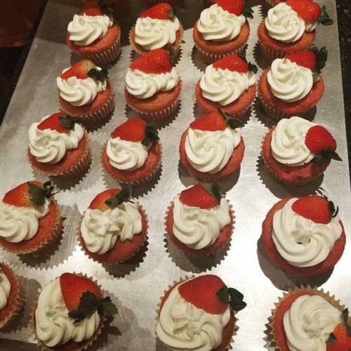The awesome Strawberries N&rsquo; Cream cupcakes I got to make with my best friend last night at