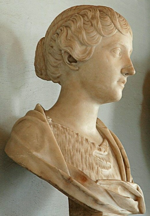 mad-moiselle-bulle:Antique Roman Women Hairstyle.