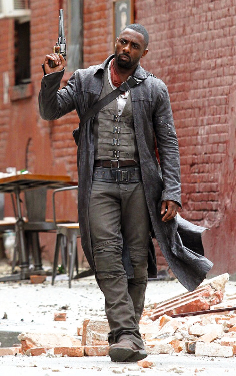 blogarsay:shadowoftheforce:Idris Elba on set of The Dark Tower They’ve got the outfit rig