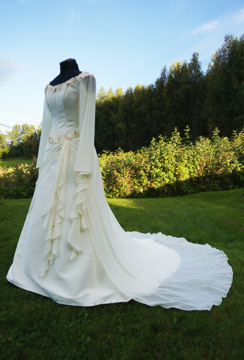 branna-laurelin:Hey sweetlings! I’m selling my beautiful Elven-style wedding gown that I wore when g