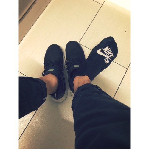 bisex-sneaker-gear: awwww6780:不知道為什麼 就走進了百貨公司的廁所 平日真的好少人 多希望有人能跟在後面 一起進同一間廁所 做一些刺激的事 這雙鞋其實還滿悶的 味道應該還