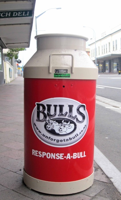 time-travelingbananas:  cunicular:  New Zealand is the worst with ridiculous puns