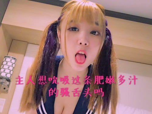 mastermumei: 翻出来好久以前给主人拍的作业了~ 下面的字还是自己p上去的呢 大家喜欢泳装水手服吗？~~