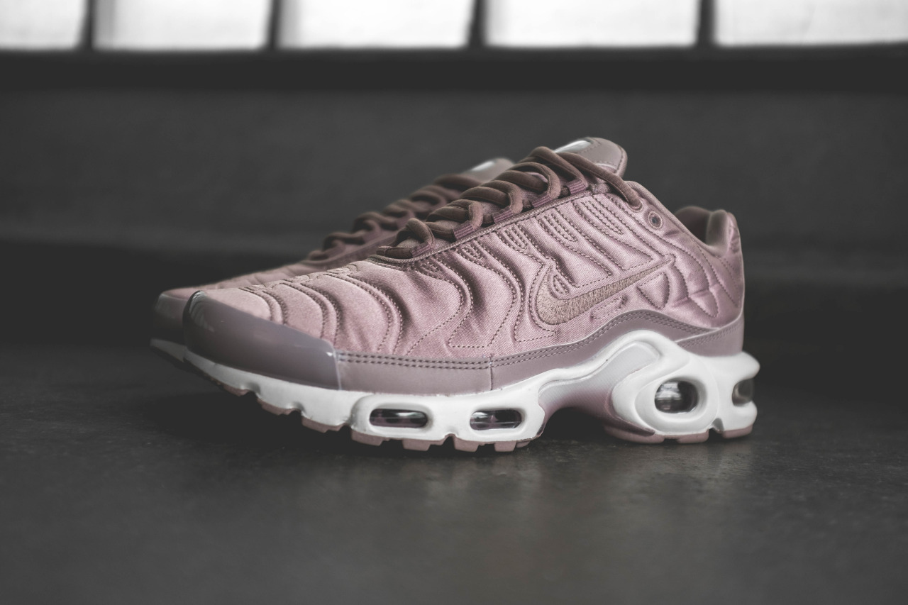 Unisex Mode Unisex fashion & lifestyle. - Nike Max Plus Satin Pack QS Nike release a TN...