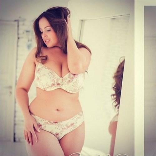 italiankong:  Some nice unretouched shots of the curvy marvel that is Viktoria Manas. She’s a stunner.