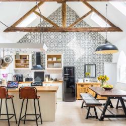 stylish-homes:   Cozy &amp; quirky kitchen/dining in a converted chapel in Barnard Castle, England via reddit Seguir leyendo 