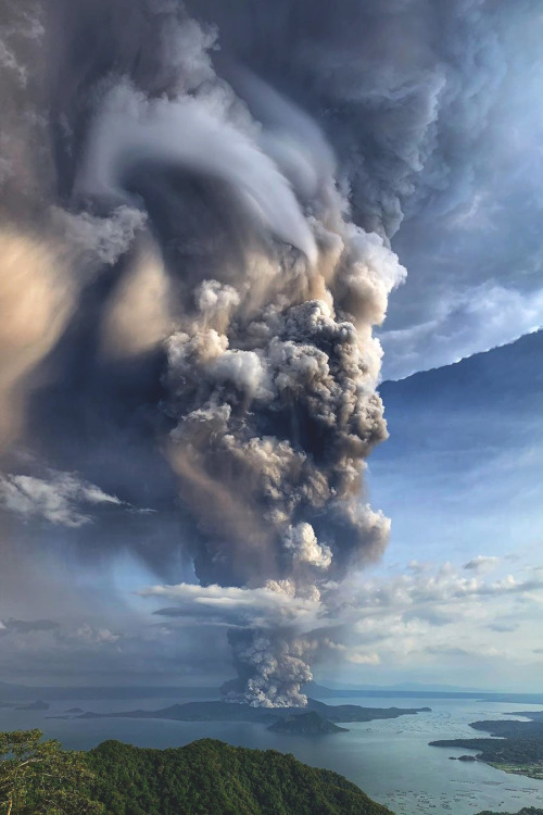 lsleofskye: Taal Volcano erupting. | cofee_danteLocation: Taal Volcano, Philippines