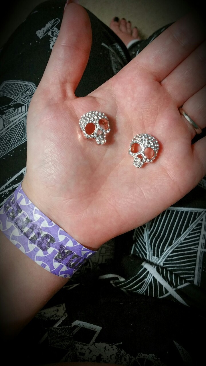 thenerdydutchess:  Ugh, I need help!  I got my new rings in and I can’t get them