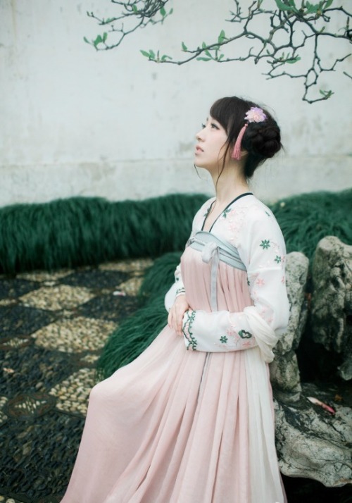 Hanfu (han chinese clothing) photoset via 小狐狸叫黛黛. This style of hanfu is called “Qixiong Ruqun/齐胸襦裙”