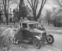 maudelynn:  Group of teenagers pushing an old car. St Louis, 1944. by Nina Leen 