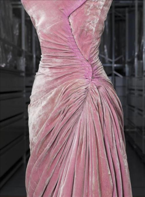 jeannepompadour:Dusty pink dress by Madame Grès, Autumn-Winter 1956-1957