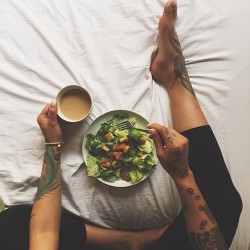 youneedmae:  Brunch in bed. #YOUNEEDMAE