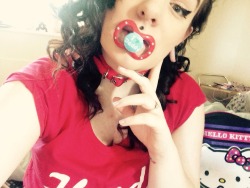 submissivecrybaby:  My “I ❤️ daddy” paci and red collar :3