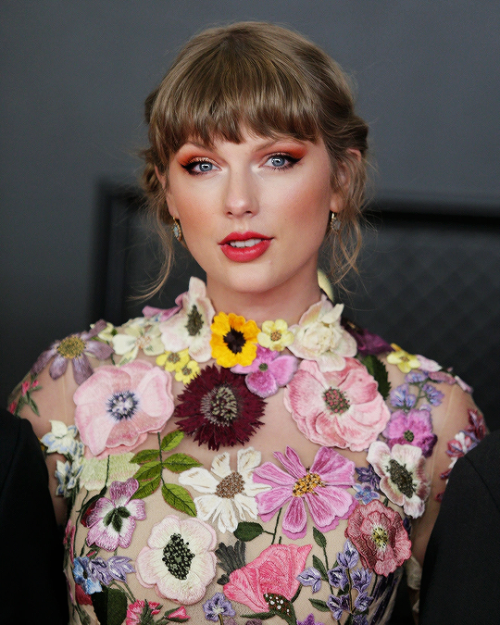 belleswiftss17:tscreators:TAYLOR SWIFTGrammys 2021.STUNNNNNN INNGGGG