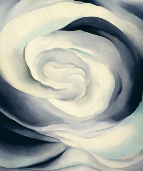 Lenticulaire sur merMe fait penser à un tableau de Giorgia O'Keeffe &ldquo;Abstaction whi