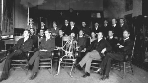 Um, guys…that student isn’t looking so good… 💀☠️ Best guess is this is the Willamette University School of Medicine, Salem, Oregon, before it closed in 1913 https://bit.ly/2IBTuMY