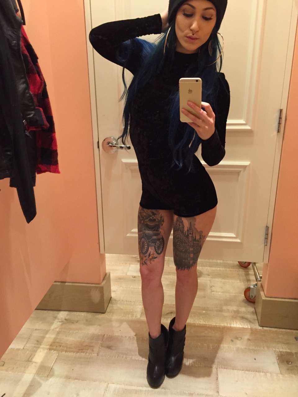 ravynalexander:   faunagrey:  Bought myself a little black ~velvet body suit~  Giiiirrrrllll