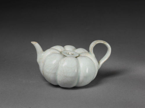 parles: theartistsmanifesto: Not quite spooky, but a little pumpkin treat.  Ewer and lid from&n