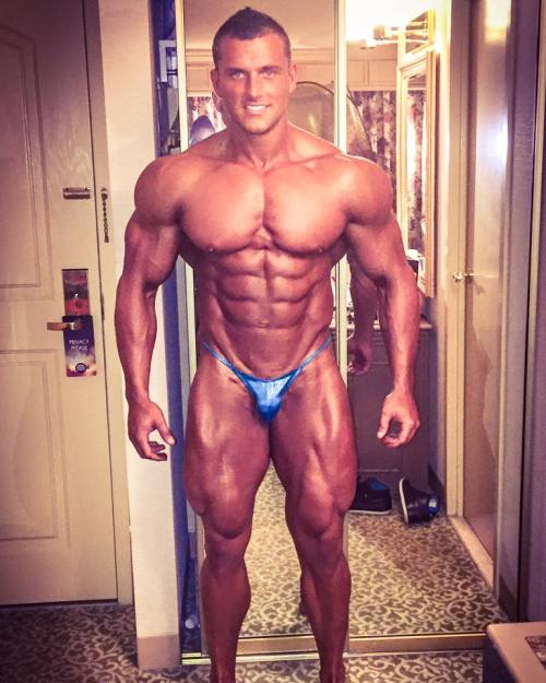 themuscleworshipdiaries:  Ridiculously hot Canadian bodybuilder Samuel Dixon!