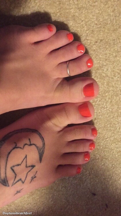 floridabeachfeet: Luna’s toes look so pretty today