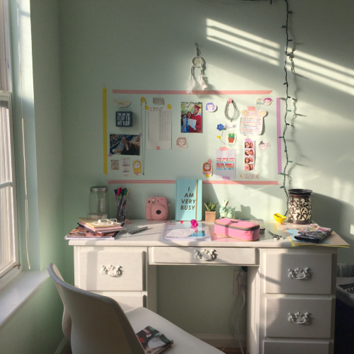 studyingbabe:8:13 || I feel like my desk right now is just a big mess of color and I love it