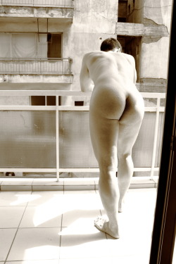 balcony nudism photo by Menelas Siafakas