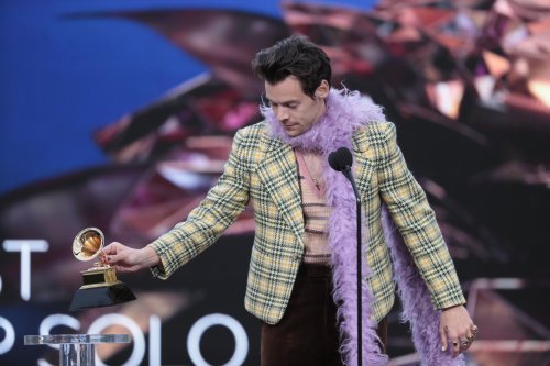 hlupdate:Harry accepting his award for Best Pop Solo Performance for Watermelon Sugar at the Grammy’