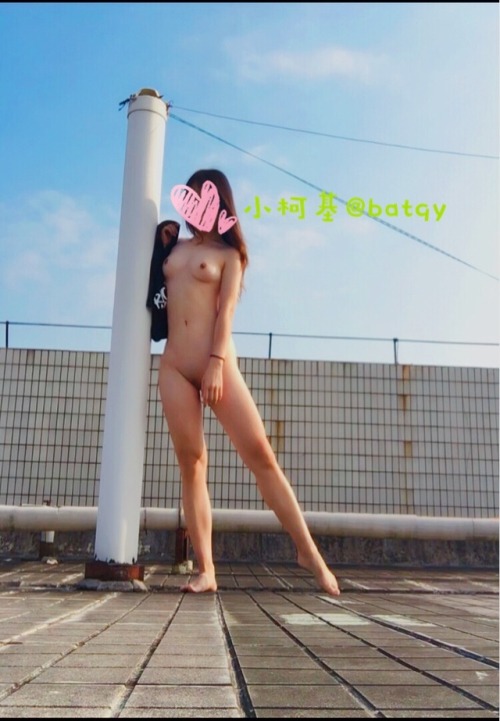 batqy: 小柯基第一次尝试主子不在身边的情况下在宿舍楼顶露出。昨晚也自己尝试着把毛毛刮干净，这样的小柯基是不是很可爱呢~欢迎大家私信评论我家的小柯基哦！