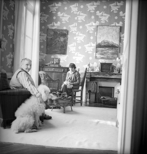 Alice, Gertrude and Basket, 1938 by Cecil Beaton.  Basket by Man Ray, Paris, 1921.