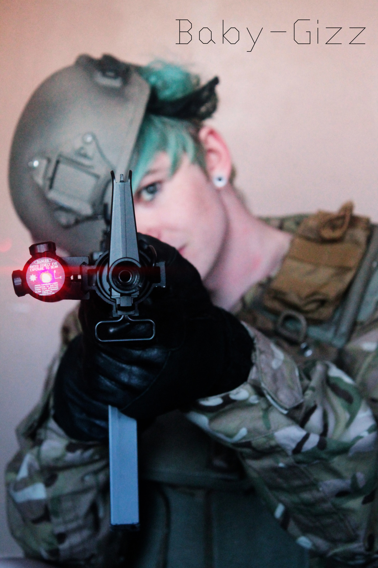 baby-gizz:  alex wanted pics and i wanted to play army’s teehee so we compromised 