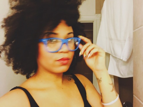 agoldthatactuallystays:  Awkward face selfies.