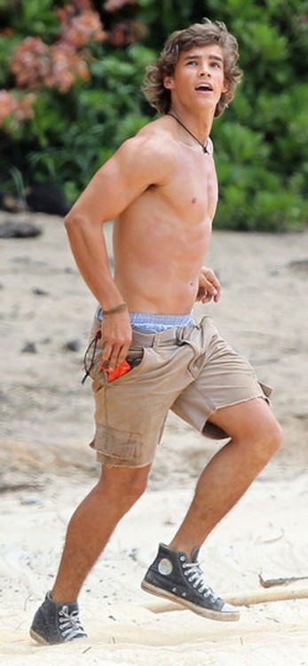 malecelebpits:Brenton Thwaites, Actor
