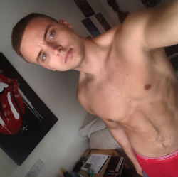 amazingmalenudity:  Parry Glasspool 