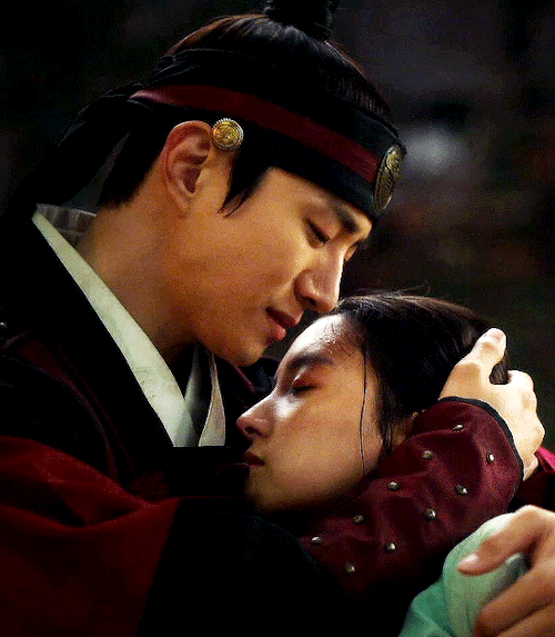 ahsung:When I saw that kite, I knew that it was you. It could only be you. When I thought that I could die, your face came to mind. I prayed to the heavens for one more chance… to see… your face… Deok Im. #please im in love with him😭  #i need a hug like this  #hold me in ur arms junho  #the red sleeve #kdrama