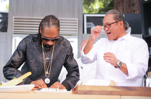 celebritiesofcolor: Snoop Dogg rolls sushi with sushi master Masaharu Morimoto Gee I wonder how h
