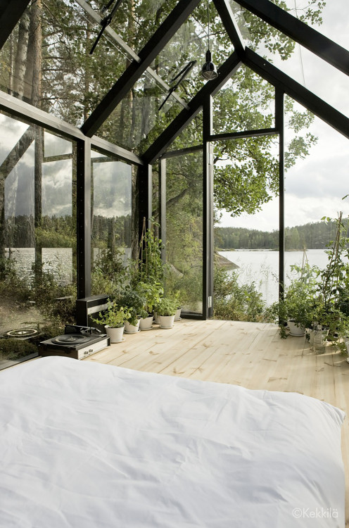 kingspongy:  indigomuva:   archatlas:    Kekkilä Green Shed Linda Bergroth + Ville Hara     @kingspongy oh my god  Yes this is perfect. Just imagine when it rains. The view and the sounds 