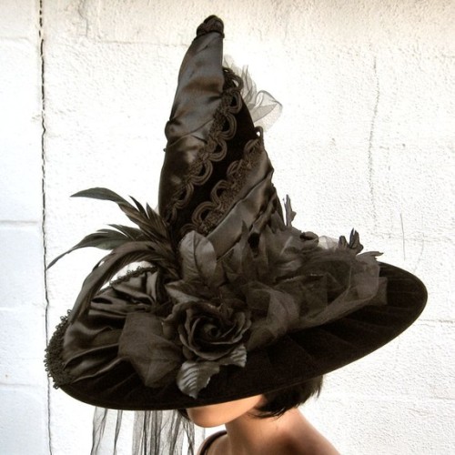 gothiccharmschool:  Hat. Haaaaaat. FANCY WITCH HAT.  (Thank you, kellylugosisdead, for tagging me on this.) 
