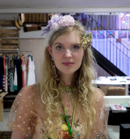 Pickabloom’s first customer visiting from London, at THE MARKET NYC in August. She’s so beautiful with the pink hydrangea on her head! Thank you for being our model *;)
