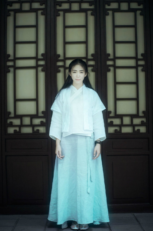 Girl wearing hanfu by 敬翰LEONI like this simple but beautiful design.