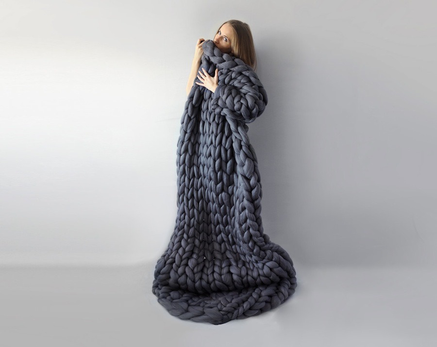 bludthinner:  ladyinterior:  Oversized Knitted Blankets, Anna Mo  aliroseg tell