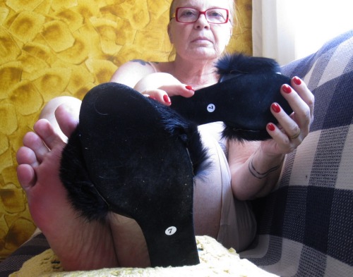 spankingslipper:  Auntie Sandra is going to give you the slipper. When she is cross she gives it ver